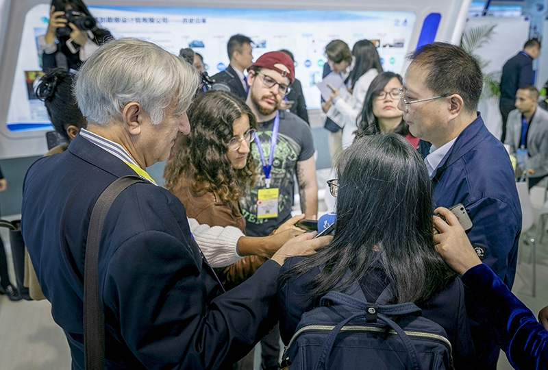 20240123119662.jpg 5向建軍在國(guó)際行業(yè)博覽會(huì)上接受中外記者采訪.jpg