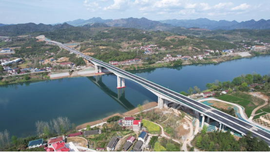 20240520233017.png 圖片3主橋部分采用180米連續(xù)剛構(gòu)設計的辰溪沅水特大橋.png