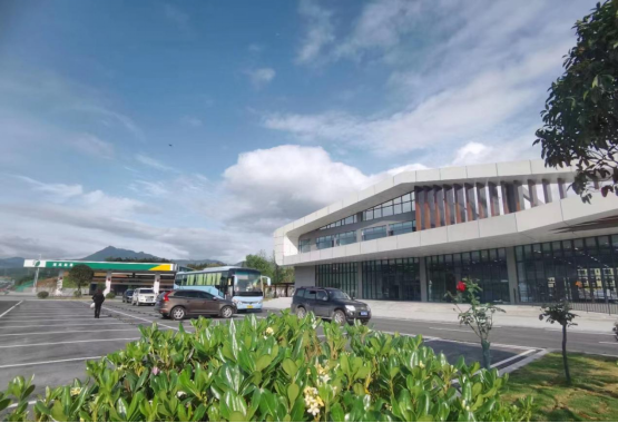 20240520681623.png 圖片5外墻采用灰色鋁合金干掛+涂料相結(jié)合的服務區(qū)建筑.png